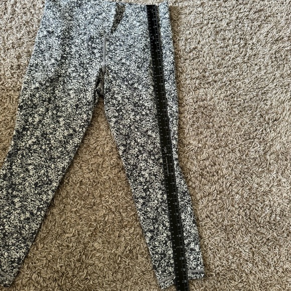 Athleta salutation stash pocket II 7/8 tight leggings size M - Picture 8 of 11